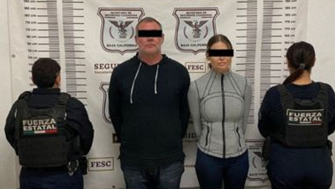 Policías mexicanos ayudan a una pareja en la calle y descubre que está buscada por secuestro