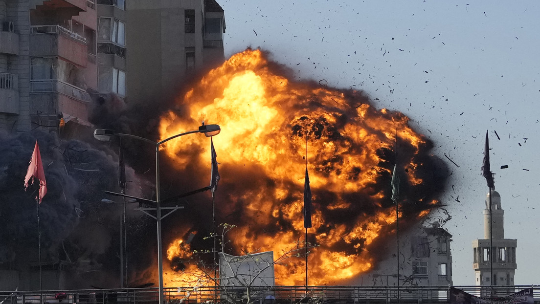 Fotógrafo capta el momento en que una bomba israelí impacta en un edificio residencial en el Líbano