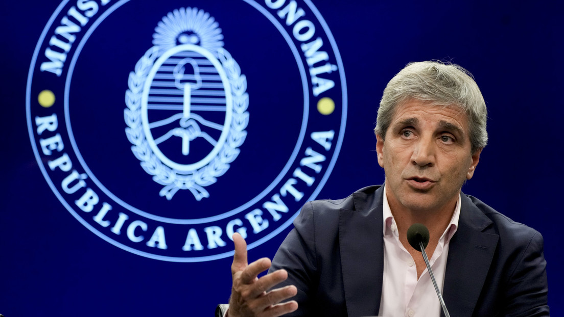 El ministro de Economía de Argentina asegura que levantará el 'cepo' cambiario en 2025