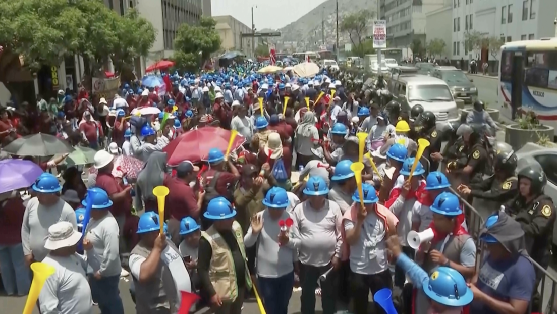 Mineros informales de Perú protestan frente al Congreso para exigir ser legalizados