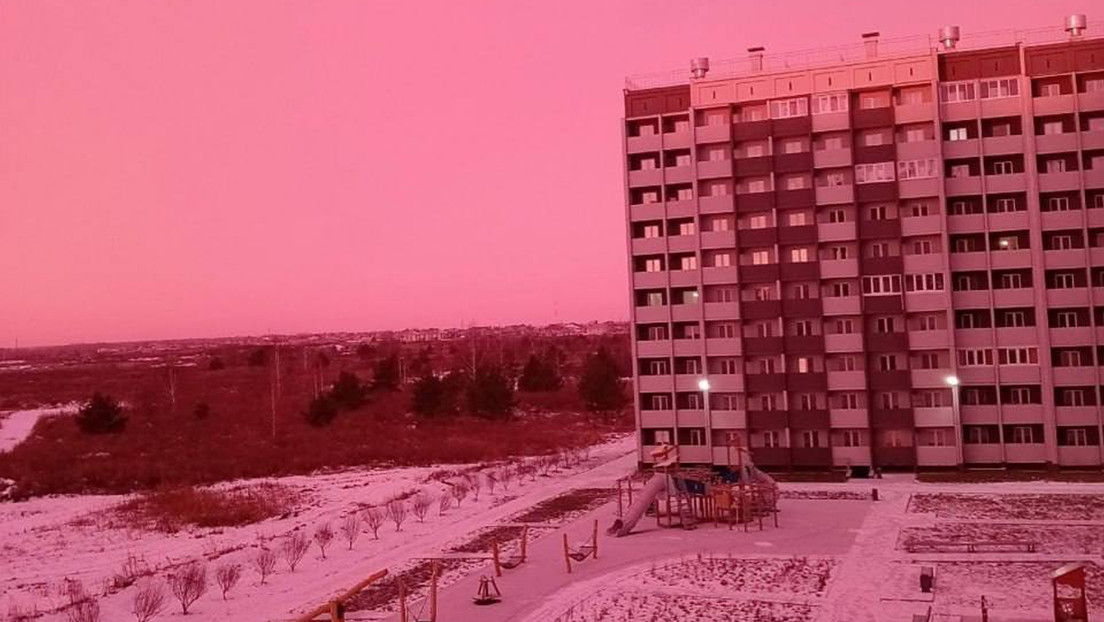 Misteriosa luz rosa ilumina el amanecer en una ciudad rusa en los Urales