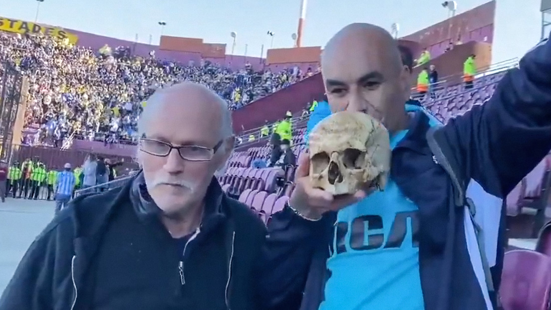 "Era hincha a muerte": aficionado lleva el cráneo de su abuelo a la final de la Copa Sudamericana