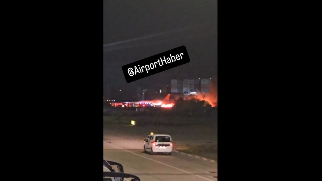 Un avión ruso se incendia en un aeropuerto de Turquía (VIDEO)