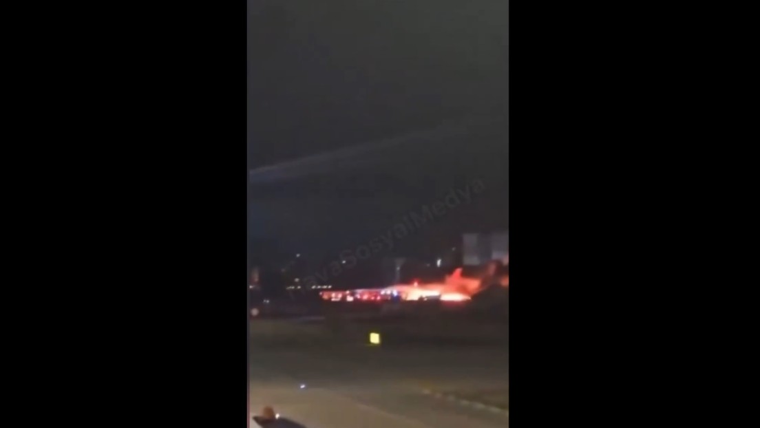 Un avión ruso se incendia en un aeropuerto de Turquía (VIDEOS)