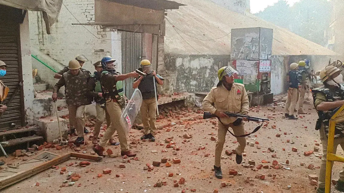 Cuatro muertos y decenas de heridos tras enfrentamientos en una mezquita en la India