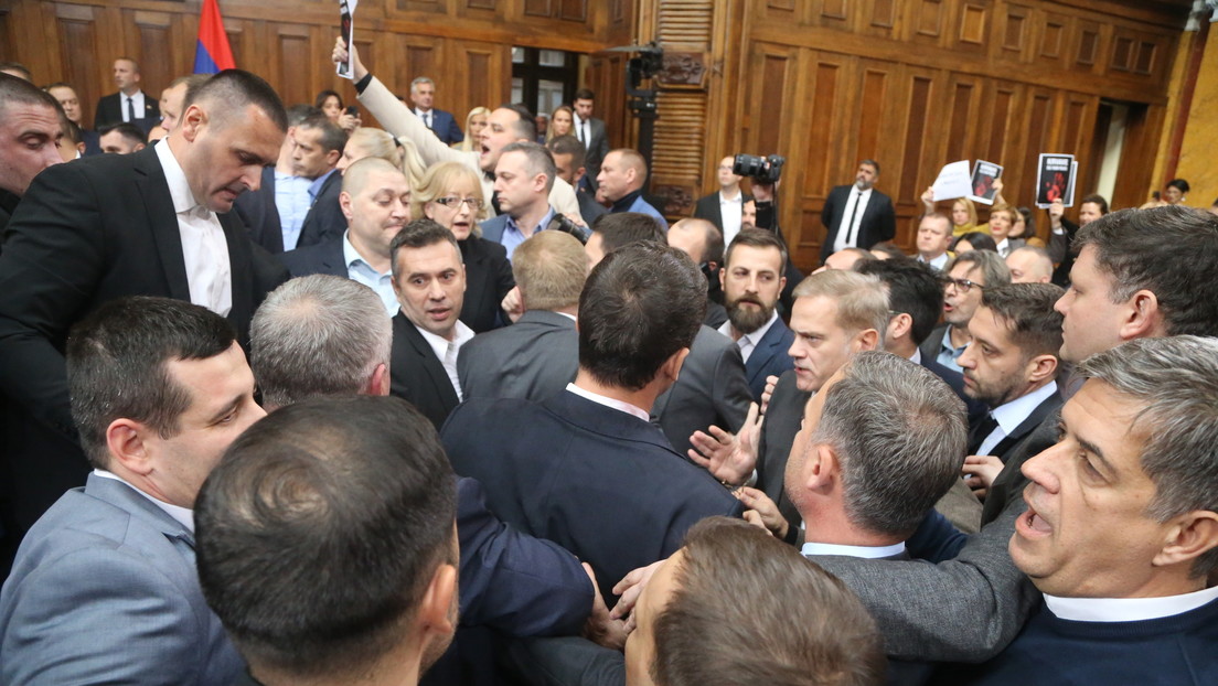 VIDEO: Se desata una pelea en el Parlamento de Serbia