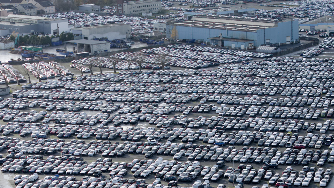 ¿Por qué miles de autos de alta gama llevan meses estacionados en un puerto de Alemania?