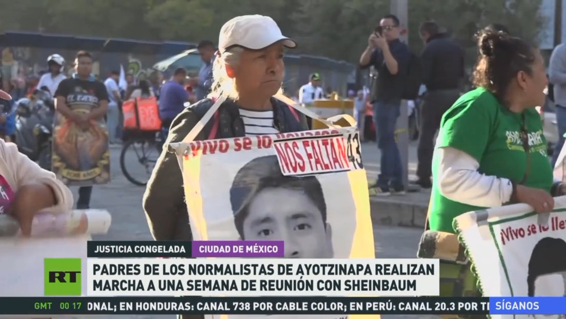 Padres de los normalistas de Ayotzinapa realizan marcha a una semana de reunirse con Sheinbaum