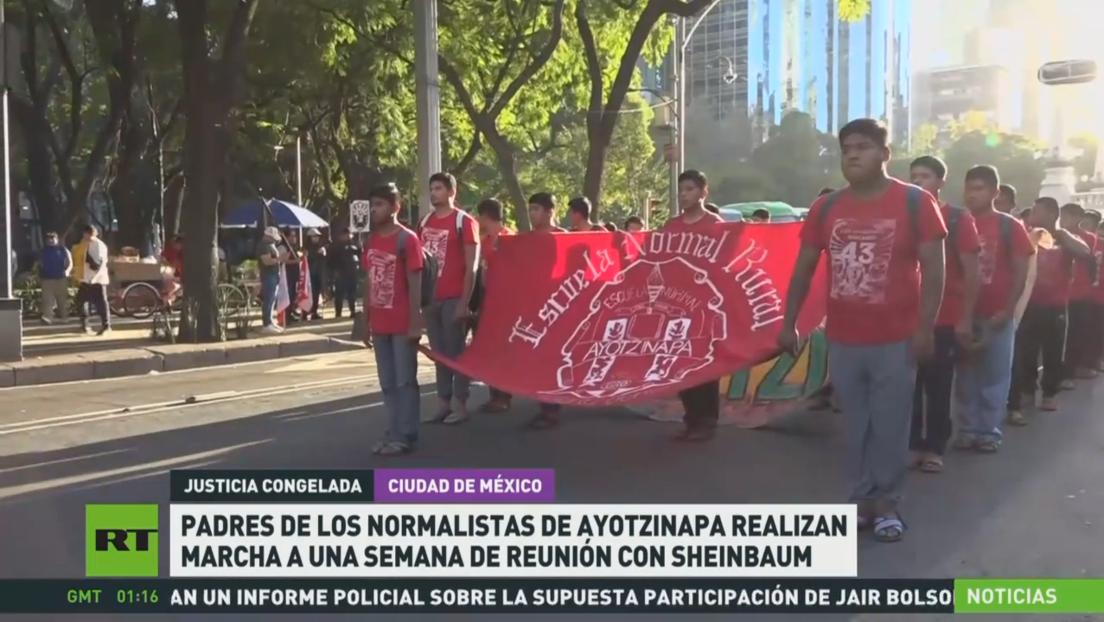 Padres de los normalistas de Ayotzinapa realizan marcha a una semana de reunirse con Sheinbaum