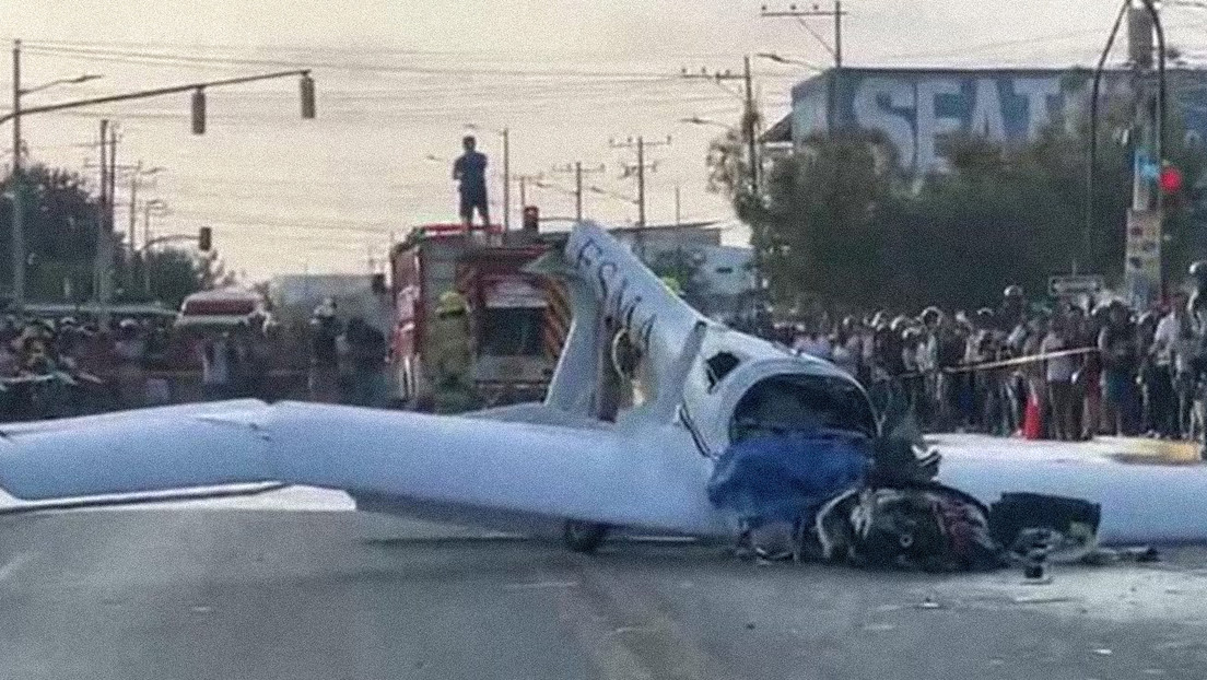 VIDEOS: Avioneta se estrella en plena zona poblada de Ecuador y deja dos muertos