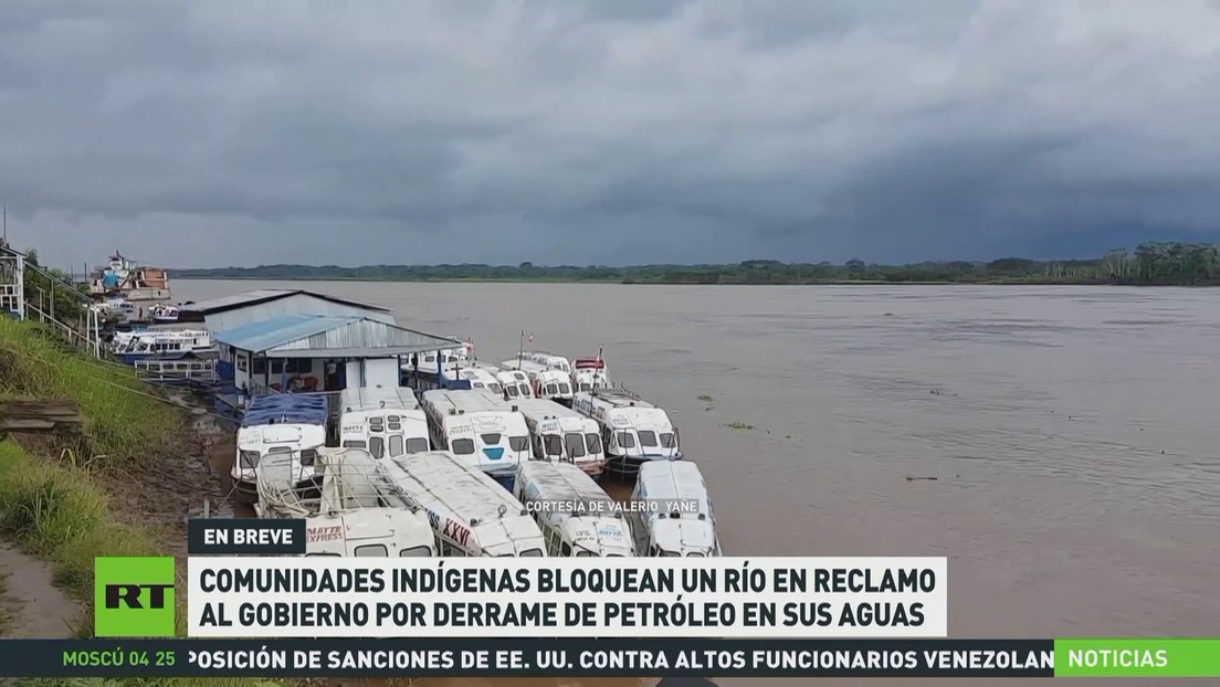 Comunidades indígenas de Perú bloquean un río en reclamo al Gobierno por derrame de petróleo en sus aguas