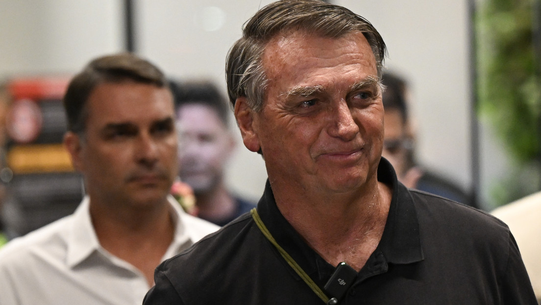 Bolsonaro reconoce que evaluó ordenar una intervención militar en 2022