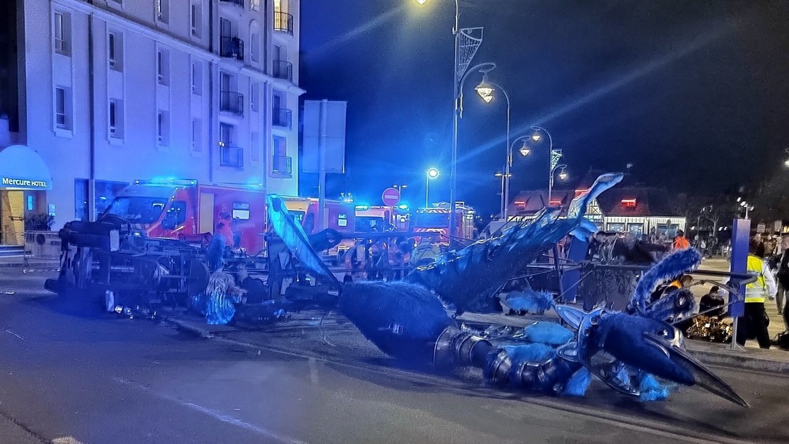 Gran pájaro del desfile de Navidad se desploma sobre la multitud en Francia (VIDEO)