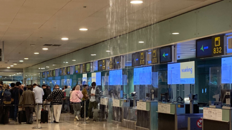 El aeropuerto de Barcelona amanece inundado mientras continúa el temporal en España (VIDEO)