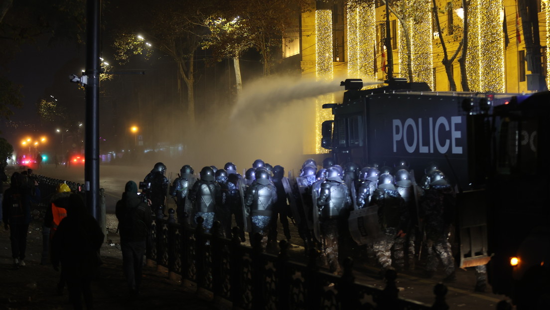 VIDEO: La Policía emplea cañones de agua para dispersar la protesta en Georgia