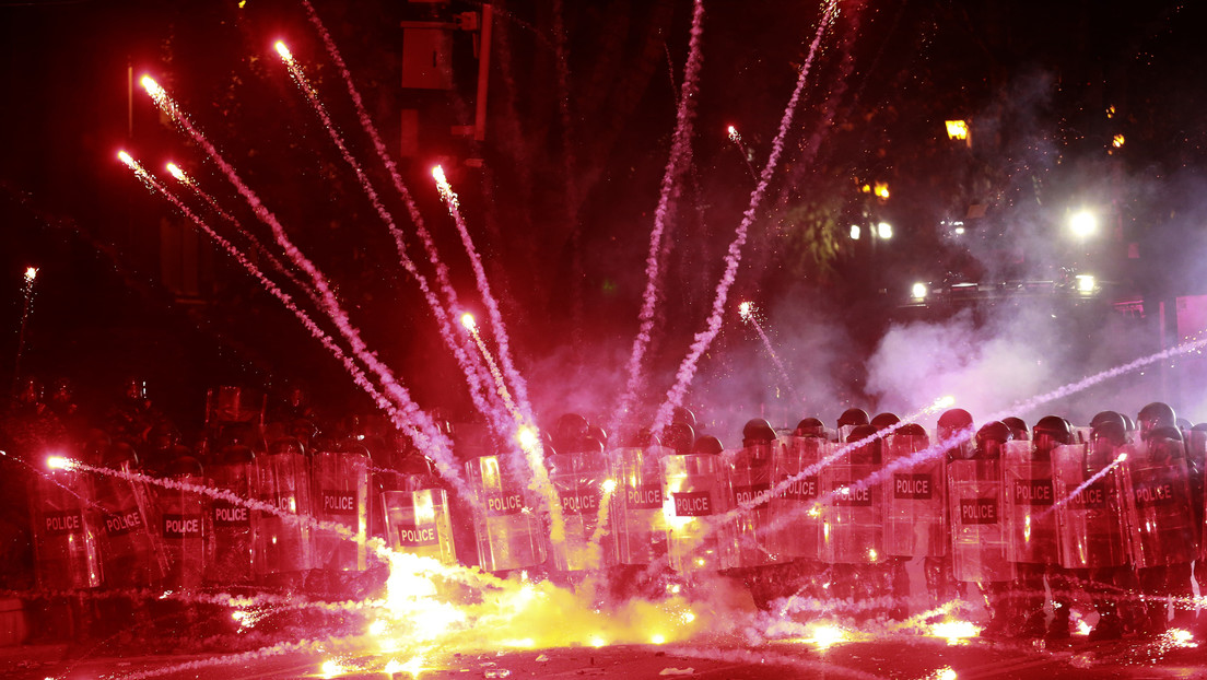 Manifestantes lanzan cócteles molotov a la Policía antidisturbios en Georgia (VIDEO)