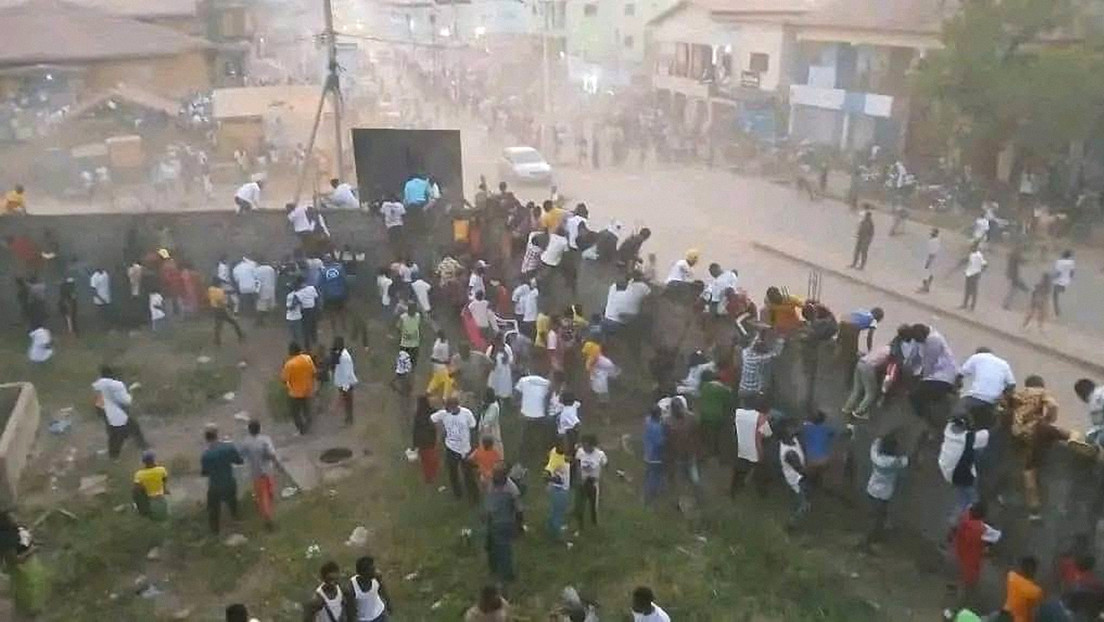 Decenas de muertos por altercados durante un partido de fútbol en este país