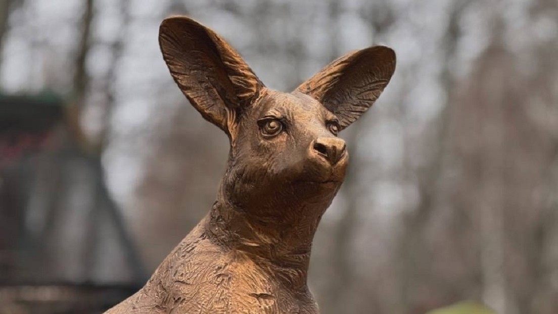 'Grandi vive': zoo ruso recuerda con una escultura a su inquilina muerta en un bombardeo