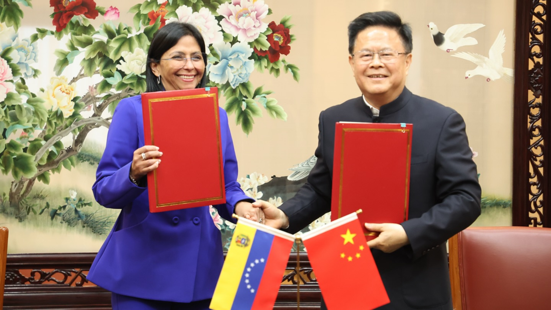 Venezuela y China firman acuerdo basado en el "eje central" de sus relaciones