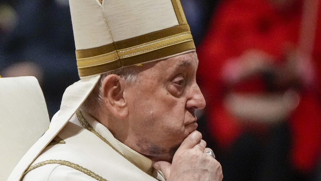 El papa Francisco aparece en público con un hematoma en el cuello