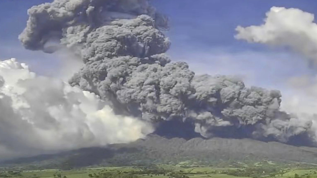 VIDEO: Volcán entra en erupción en Filipinas y arroja una nube gigante de ceniza