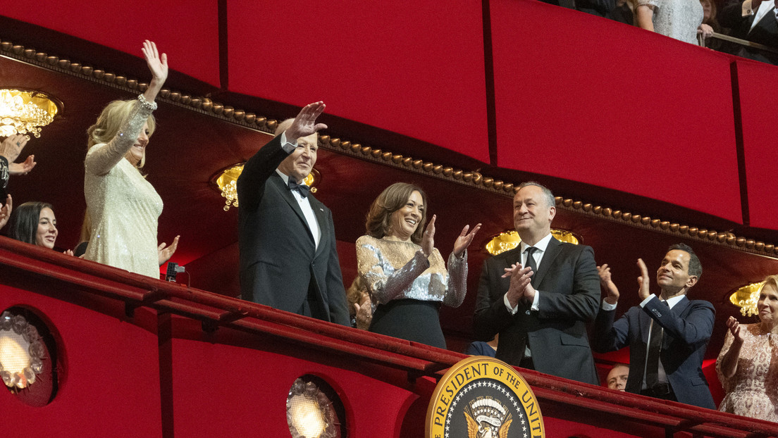 VIDEO: Joe Biden y su esposa ignoran a Kamala Harris durante una gala