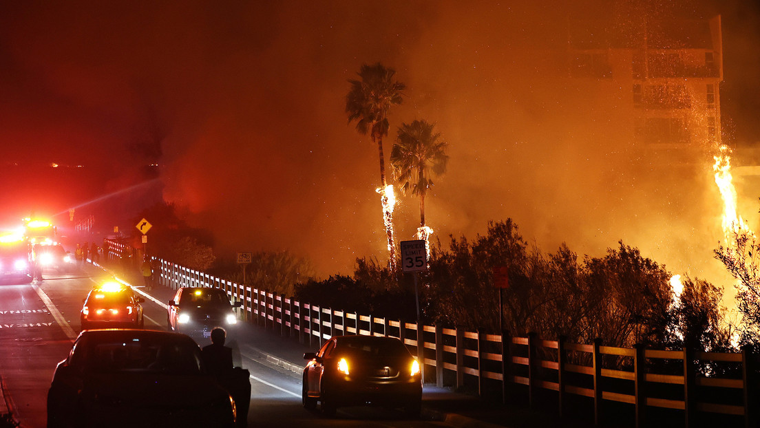 VIDEOS: El sur de California está bajo embate de las llamas