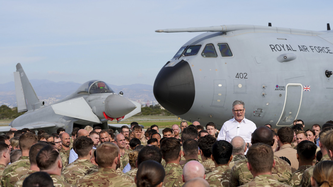 Primer ministro británico visita en Chipre una base de aviones espías que se  usan en Gaza - RT