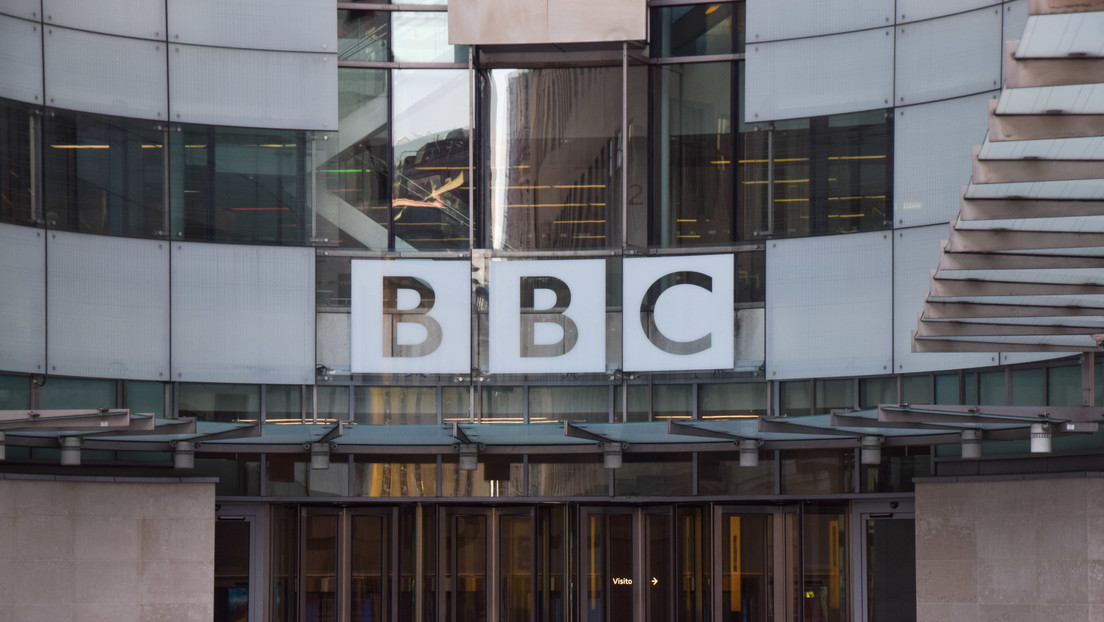 Condenan a experiodista de la BBC por pagar para ver niños mientras eran explotados sexualmente