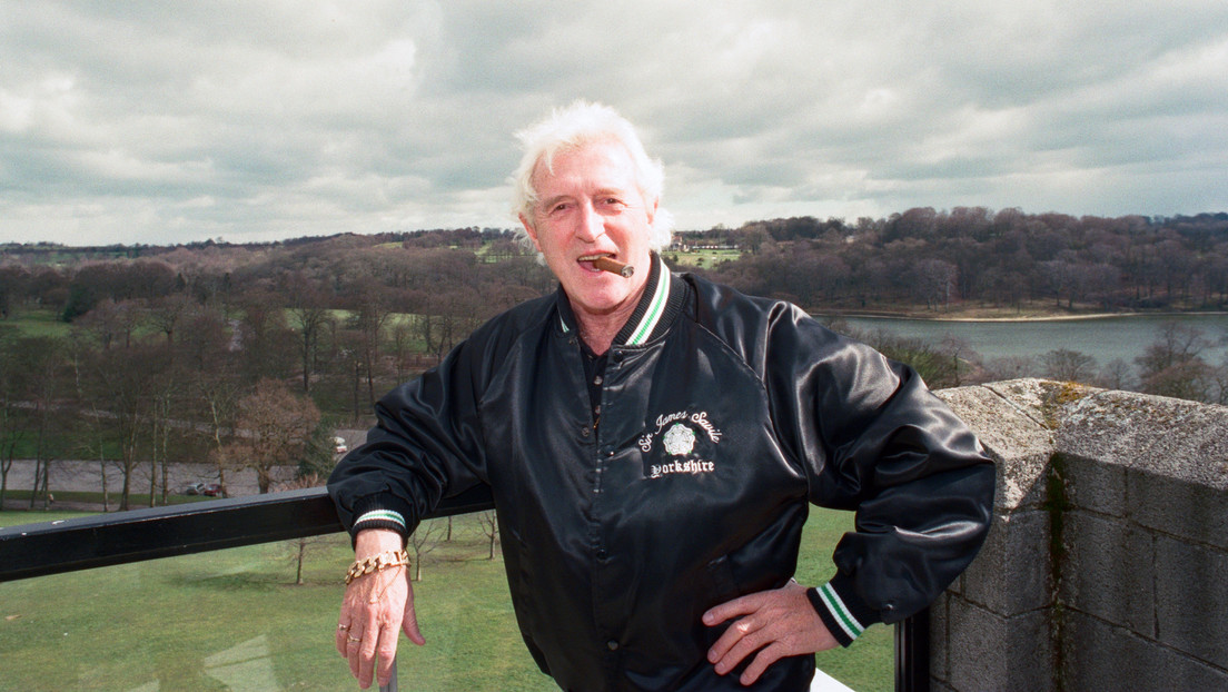 Jimmy Savile, el monstruo detrás del extravagante personaje televisivo que cautivó a los británicos por décadas