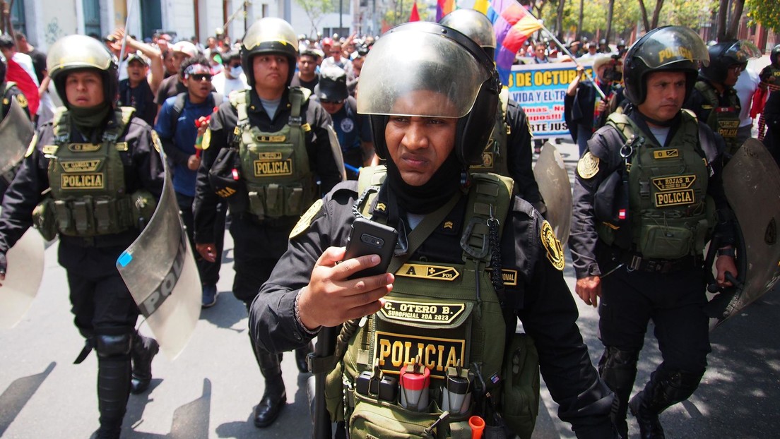 Perú suprime prisión preventiva para policías que usen armas "de forma reglamentaria"