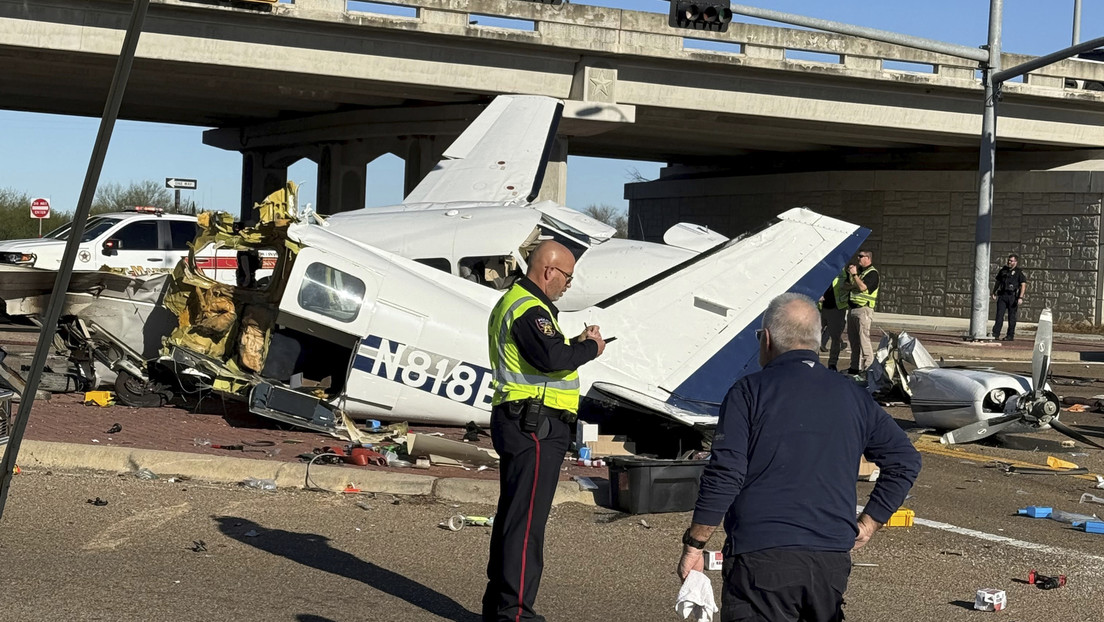 Una avioneta se estrella contra vehículos y se parte en dos en una autopista de Texas (VIDEOS)