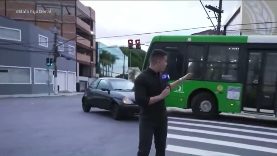 VIDEO: Reportero que cubría accidente de tráfico en directo, presencia otro en vivo