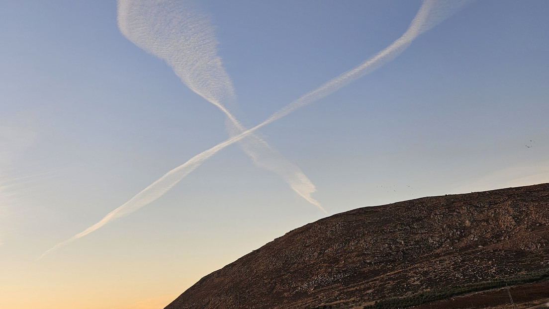 Aviones dejan estelas en el cielo de Israel en solidaridad con los rehenes