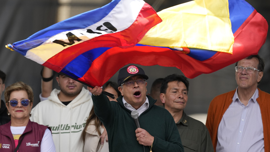 Denuncian a Gustavo Petro por usar la bandera del M-19 en eventos oficiales