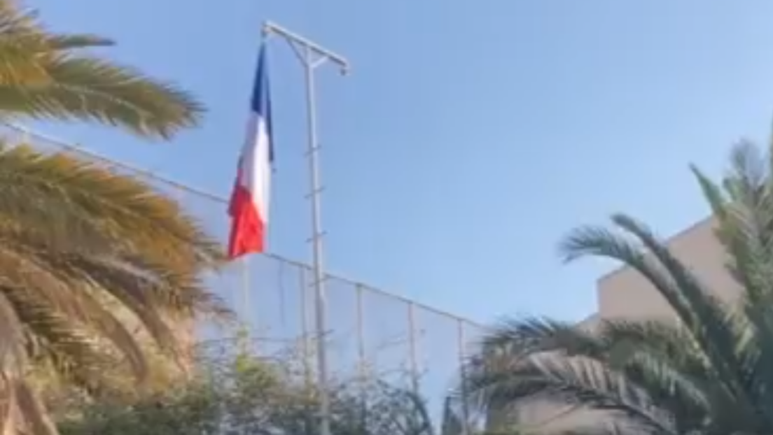 Francia iza su bandera en su embajada de Damasco por primera vez en más de una década (VIDEO)