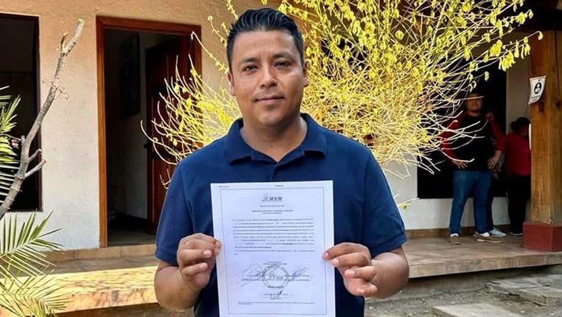 Alcalde electo prófugo de la justicia en México se juramenta en el cargo y luego escapa (VIDEOS)