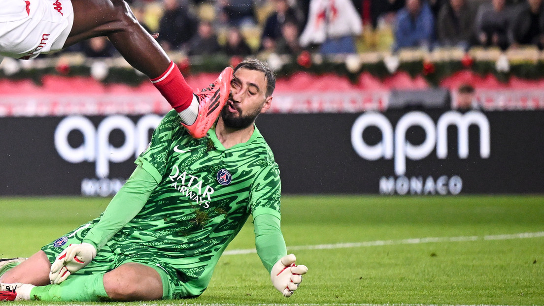 VIDEO: El portero del PSG recibe un fuerte plantillazo en la cara