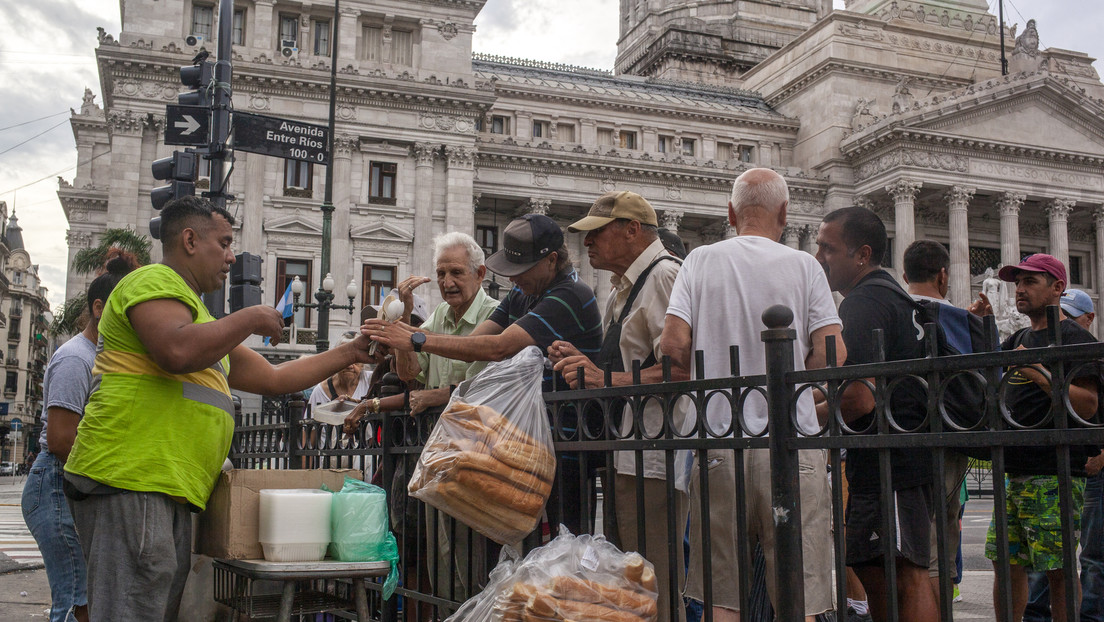 Gobierno argentino asegura que la pobreza cayó más del 10 % en el tercer trimestre del año