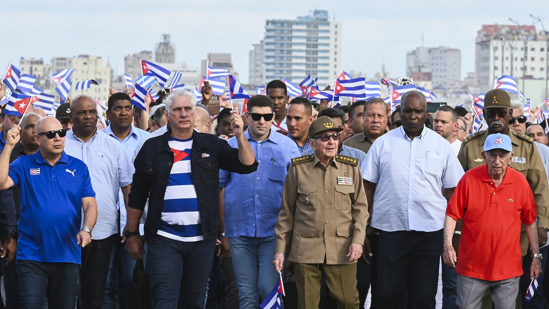 Cientos de miles de cubanos marchan a la Embajada de EE.UU. en La Habana contra el bloqueo