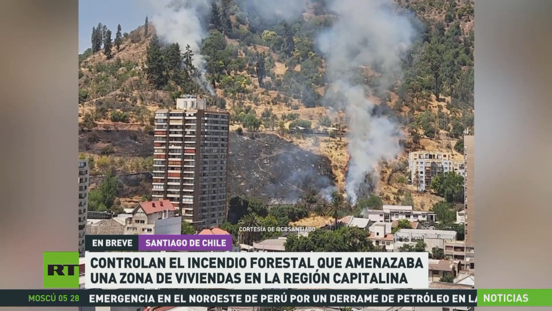 Controlan el incendio forestal que amenazaba las viviendas residenciales de la región capitalina de Chile