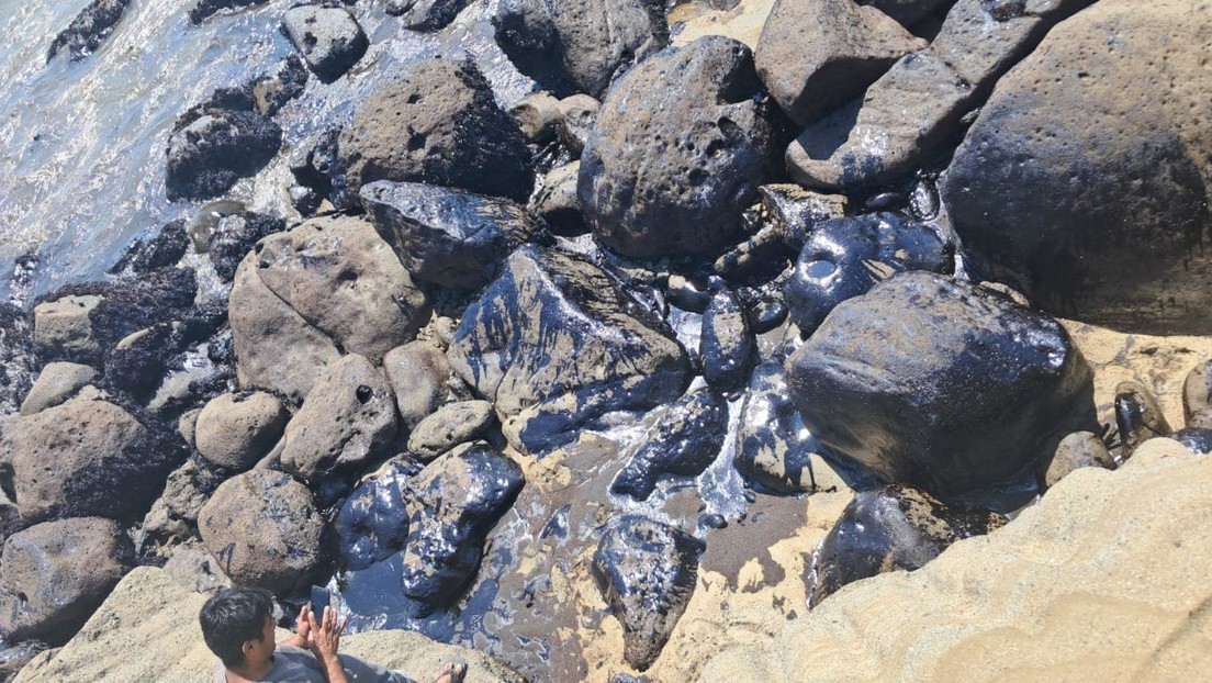 Alerta en Perú por un derrame de petróleo en una playa al noroeste del país