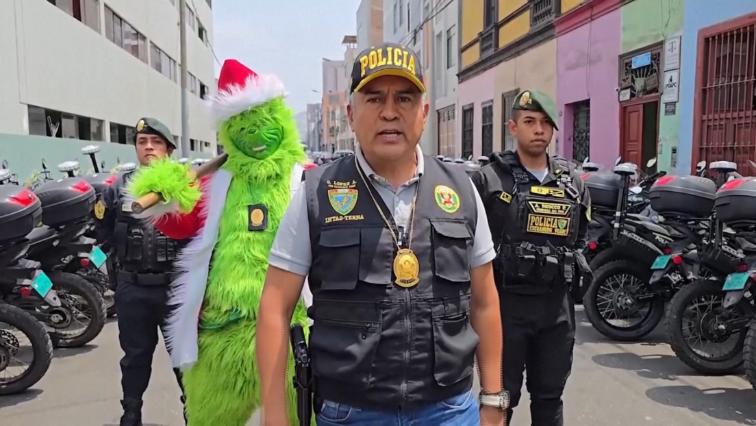 VIDEO: Grinch de la Policía peruana 'acaba con la Navidad' de traficantes de droga