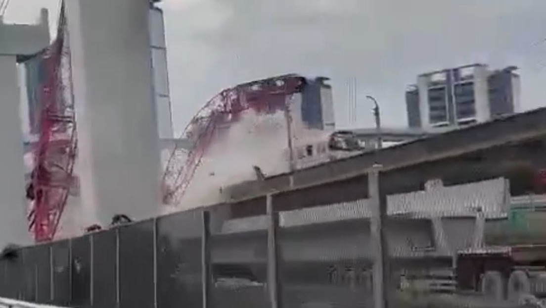 VIDEO: Parte de una grúa cae e impacta contra un tren en movimiento