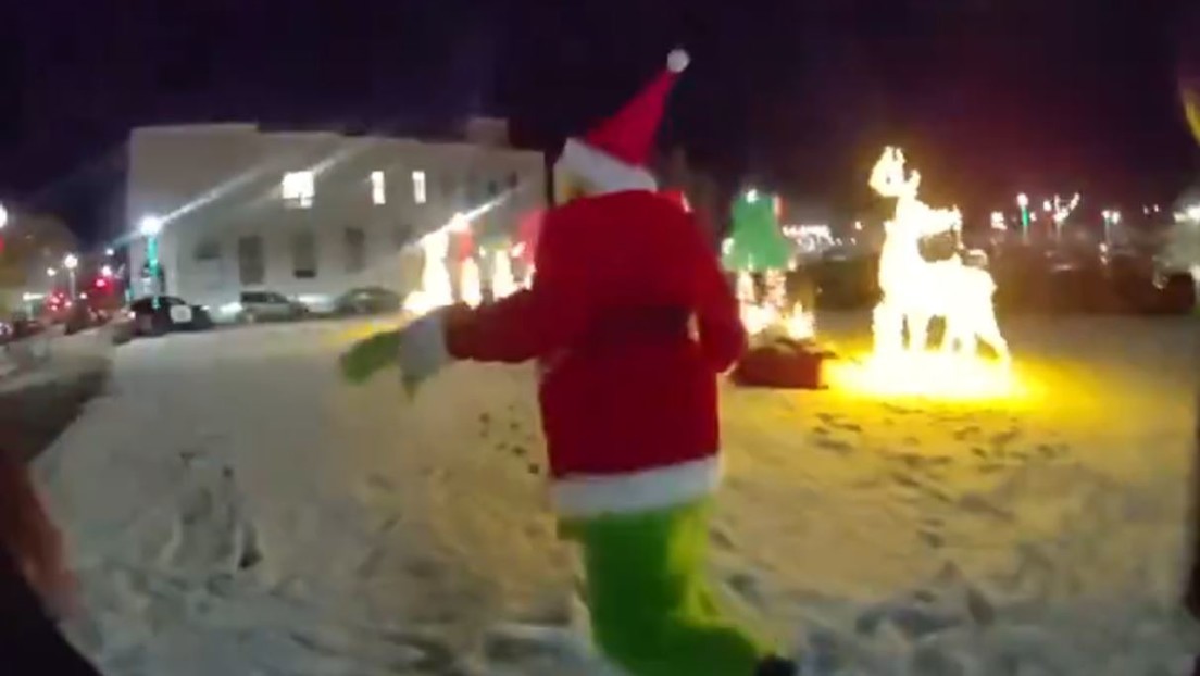 VIDEO: El Grinch intenta robarse un árbol de Navidad y desata persecución policial