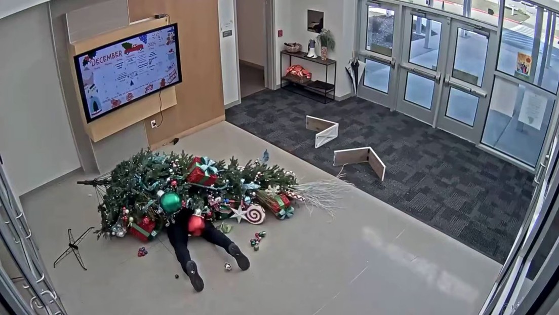 VIDEO: Intenta una inusual maniobra con el árbol de Navidad y protagoniza un fracaso épico