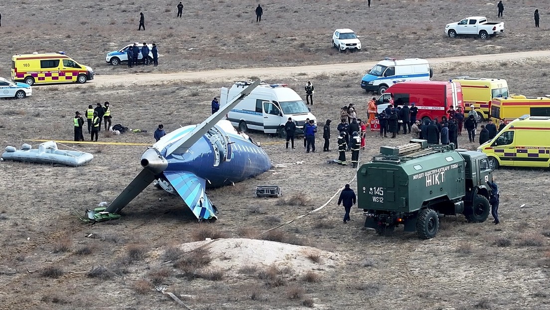 Imágenes del intenso rescate tras el siniestro del avión en Kazajistán (VIDEOS)