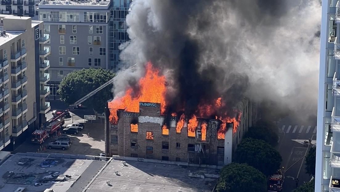 VIDEO: El famoso hotel Morrison, portada de álbum de The Doors, se incendia en Los Ángeles