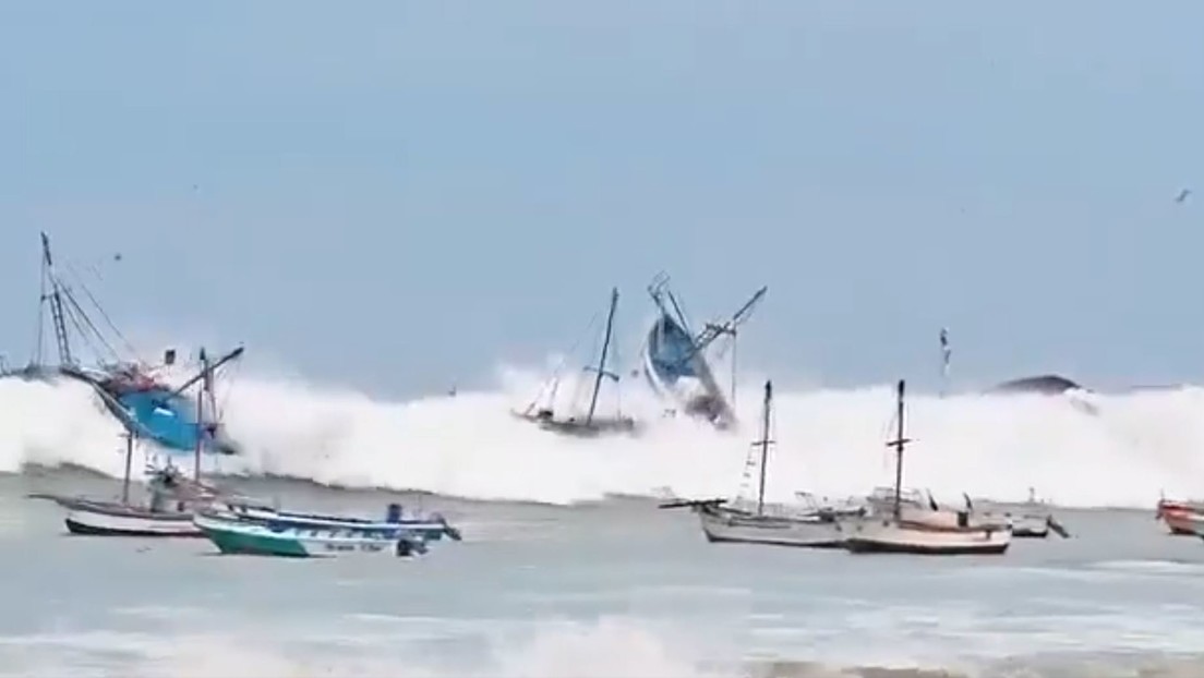 VIDEOS: Fuerte oleaje destruye en Perú embarcaciones, muelles y viviendas