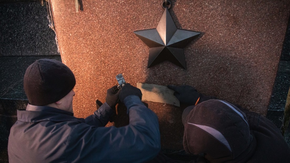 Museo de Kiev arruina monumento histórico al arrancar los nombres de ciudades que resistieron a los nazis